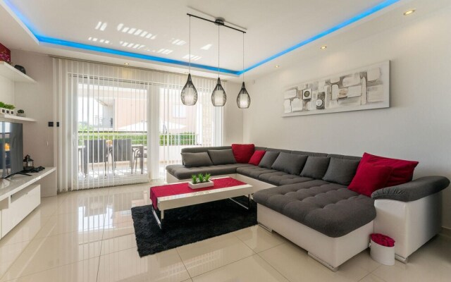 Beautiful Home in Zaton With Wifi and 6 Bedrooms