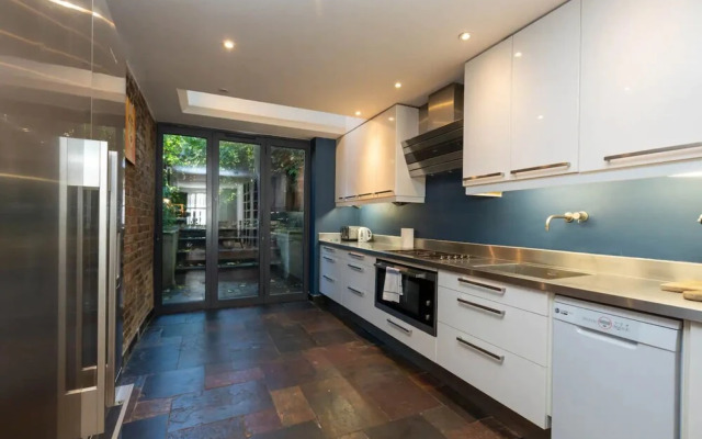 Charming 2 Bedroom House in Angel