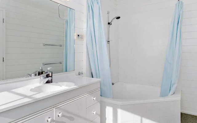 Kiwi Kuta with direct beach access - Matarangi Holiday Home