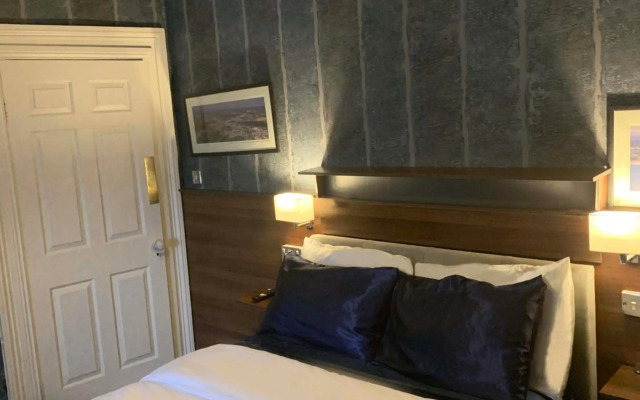 Upstairs Studio - Private kitchenette and Small en-suite