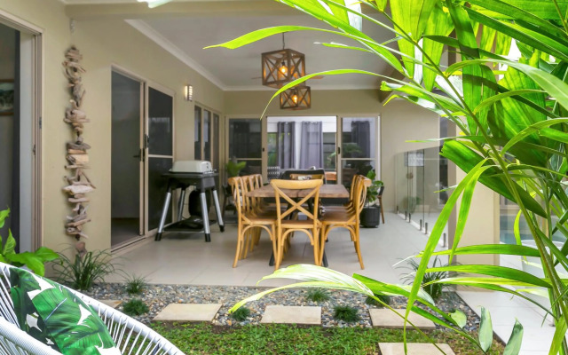 Escapades @ Palm Cove