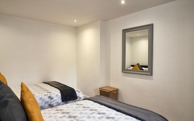 Deluxe Town Center Apartment