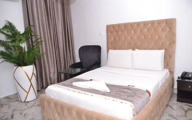 Standard Luxury Room - Sleeps2 - Pool - Petallowed