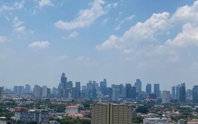 Modern Look And Comfy 2Br Menteng Park Apartment