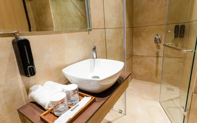 Green Garden Cafe & Hotel