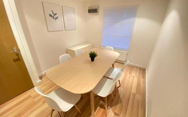 Large 5-Bed city centre townhouse with secure parking