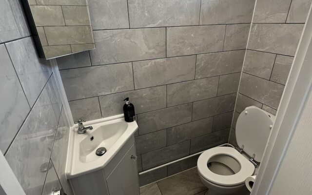 Modern And Spacious 3 Bedrooms Family House