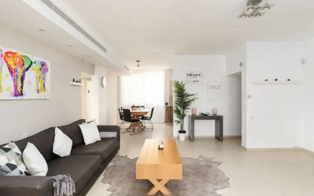 Bright and Fresh Family Home near Beach