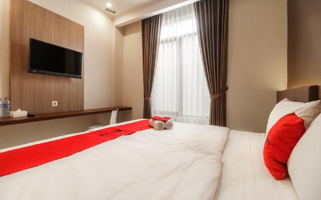 RedDoorz Plus near Lippo Mall Kemang 2