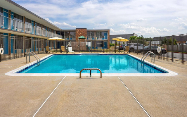 Days Inn by Wyndham Frederick