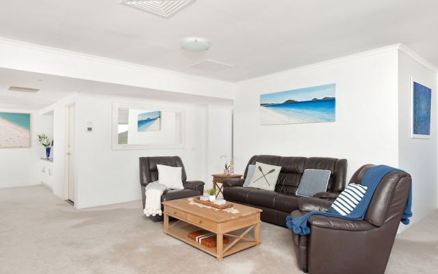 Shoal Bay Penthouse with Ocean Views and Resort Facilities – Guest Rooms – Shoal Bay