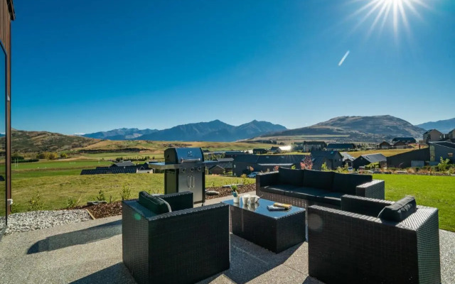 A Remarkable Stay - Jack's Point Holiday Home