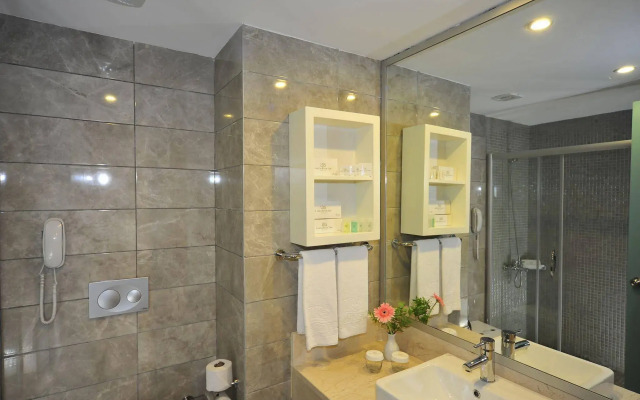 Lake & River Side Hotel & Spa