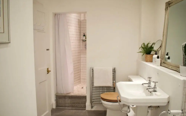 Central, Garden Flat, Sleeps 4, Perfect Location
