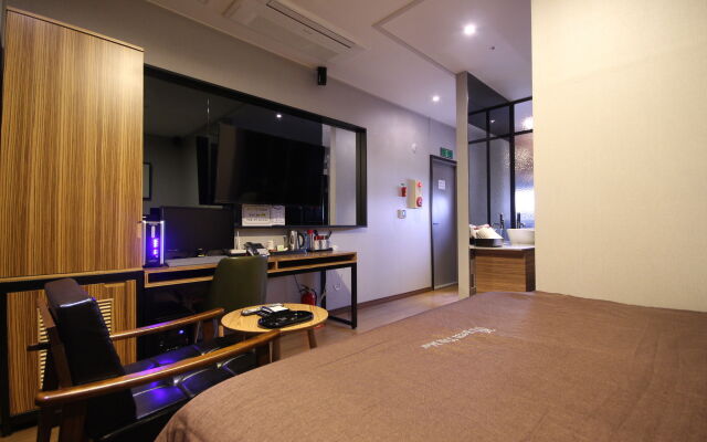 Hotel The May