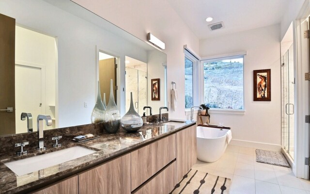 Huge & Newly Constructed 5br/5ba -private Hot Tub! 5 Bedroom Condo by RedAwning