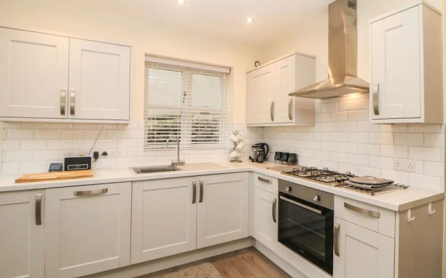 1 Knowleston House