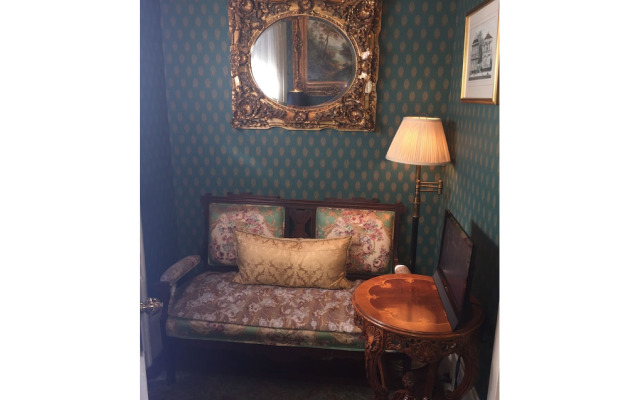 Nine-0-Five Royal Hotel