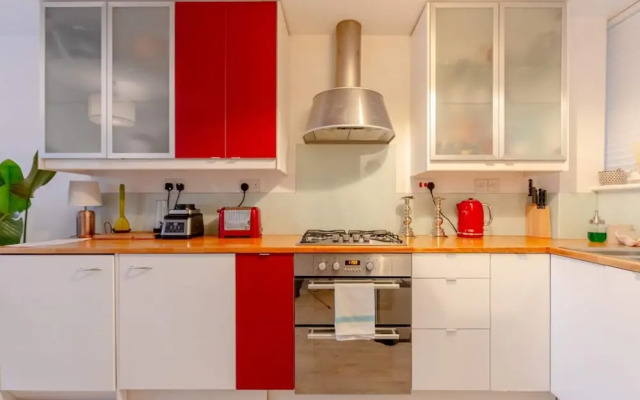 Stunning 1BD Flat w/ Garden Area, Kentish Town!