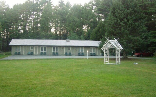 Pine Tree Motel & Cabins