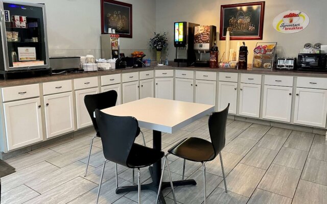 Super 8 by Wyndham Bloomington University Area