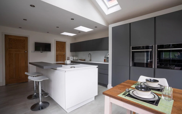Contemporary Bright House 20 Min To Manc