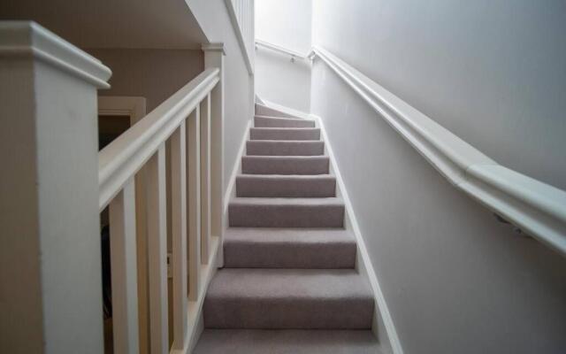 Deluxe Apartment near Cabot Circus w Parking sleeps 5