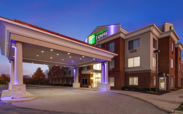 Holiday Inn Express & Suites Detroit - Farmington Hills, an IHG Hotel