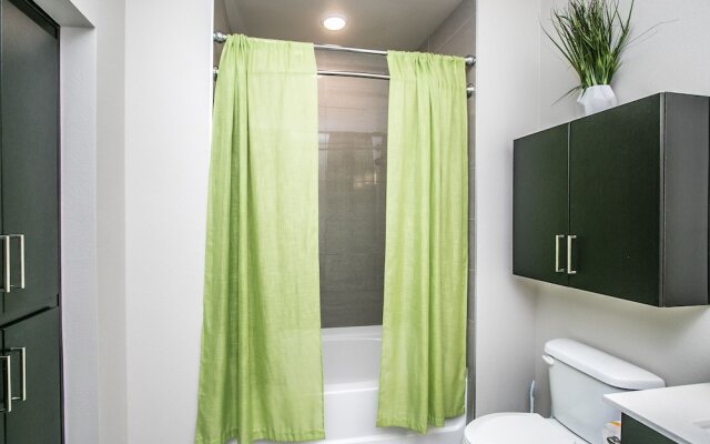 Rooftop Pool, Views, Close to Shops & Dining 1131