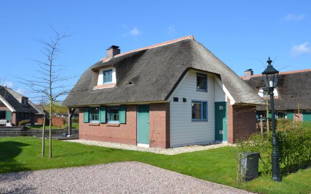Stylish Thatched Villa with 2 Bathrooms near Giethoorn