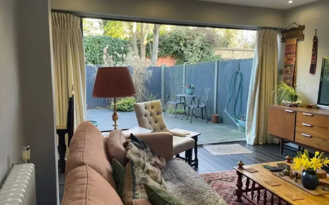 Luxurious 1 Bedroom Flat With Private Garden