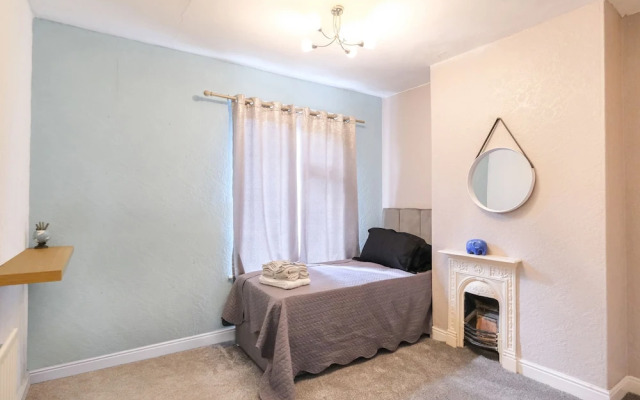 Lovely Large 2-bed House With 2 Reception Rooms