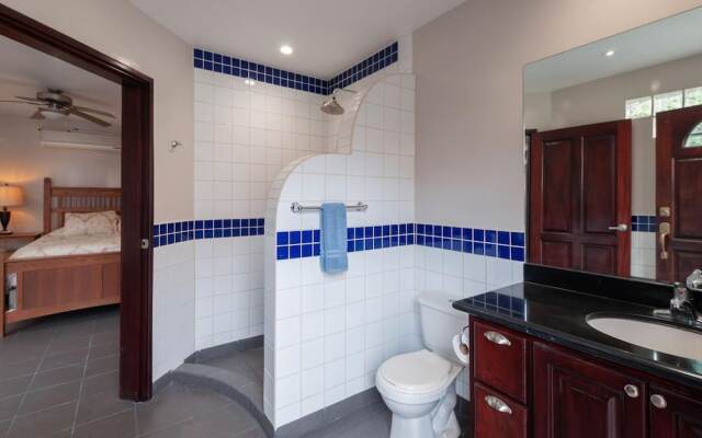 Elegant House 3-bed/2-bath With Large BBQ Patio