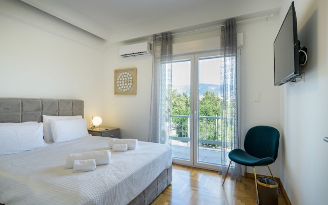 Lush Emerald apt in the heart of Athens