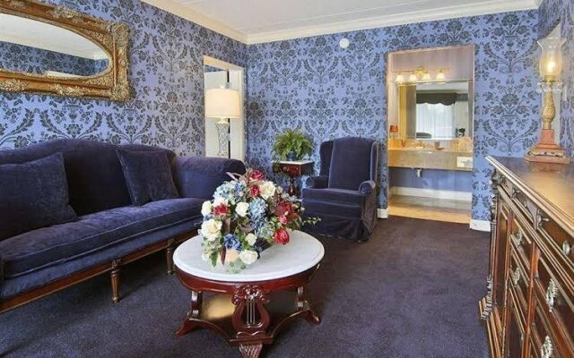 Red Rose Inn & Suites