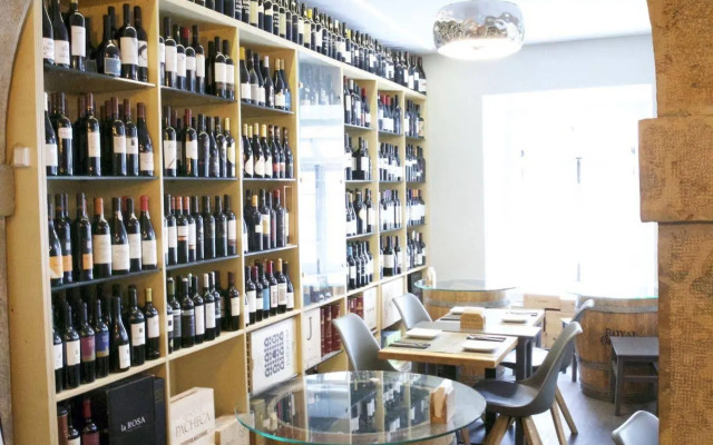 Grapes & Bites - Hostel and Wines