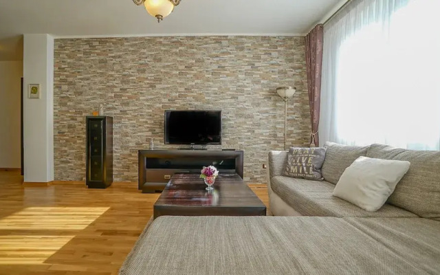 CN2i Luxury Accommodation GM