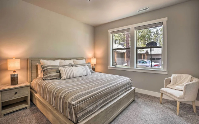 Northwest Sunriver Getaway w/ Community Amenities!