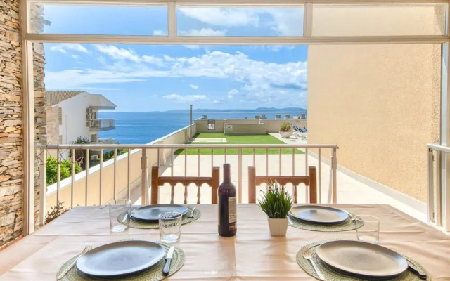 Posh Apartment Near Canyelles Petites