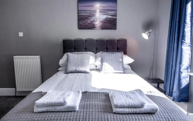 New Superhost Listing: Bright flat nr. University