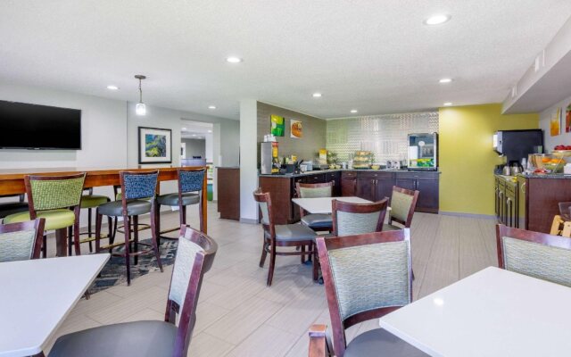 Clarion Pointe Staunton East