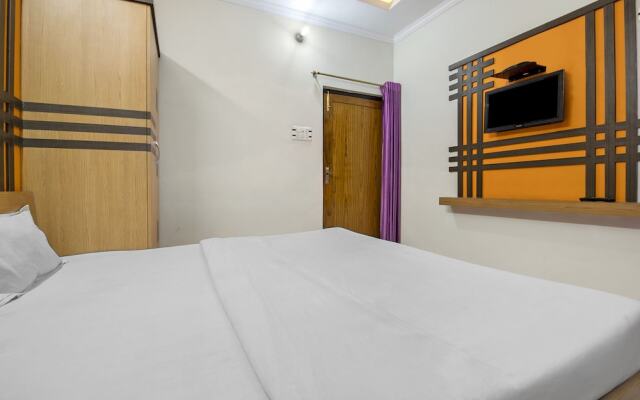 Spot On 62318 Rajhamsa Hotel