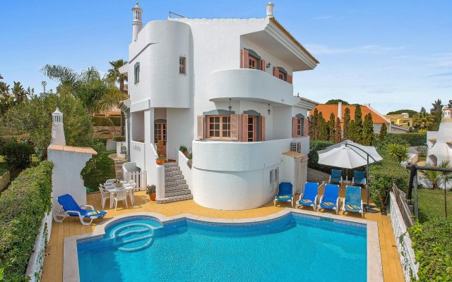 Spacious 4 Bedroom detached villa with swimming pool near the Old Village
