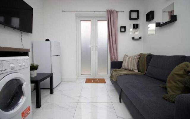 Tavi 3 by Mia Living Modern 1 bedroom apartment