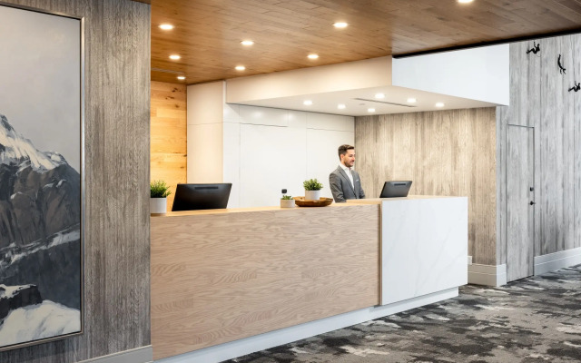 Peaks Hotel and Suites