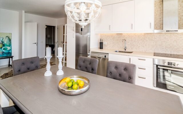 CP- Modern 3 bedroom apt frontline beach