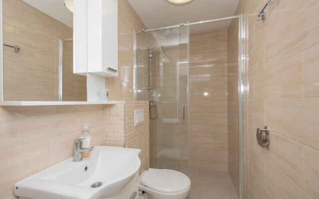 Amazing Apartment in Makarska With Wifi and 2 Bedrooms