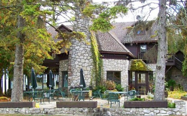 Glidden Lodge Beach Resort