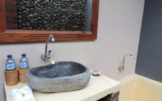 Made Taro Menjangan Homestay