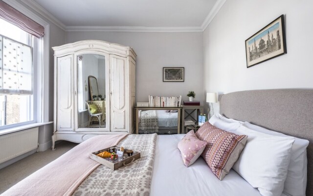 Stunning Colville Gardens Apartment - ADCT